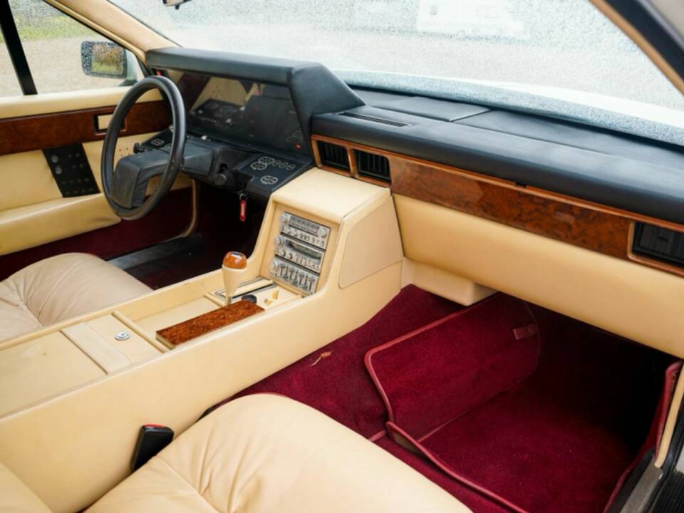 Image 8/28 of Aston Martin Lagonda (1982)