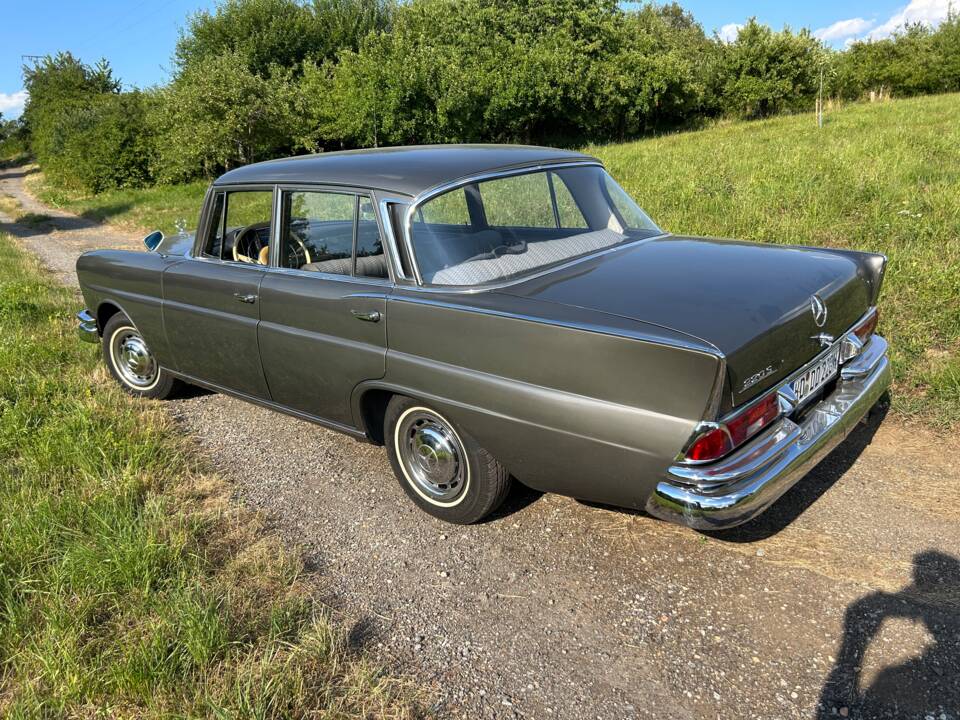 Bild 7/9 von Mercedes-Benz 220 SE b (1964)