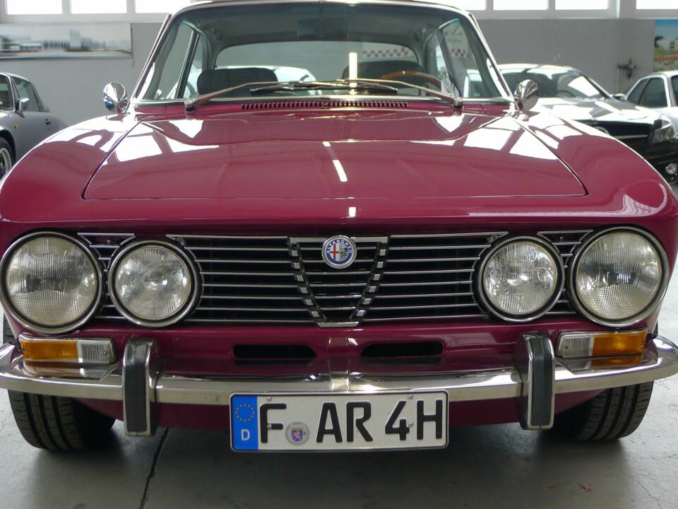 Bild 21/36 von Alfa Romeo 2000 GT Veloce (1975)