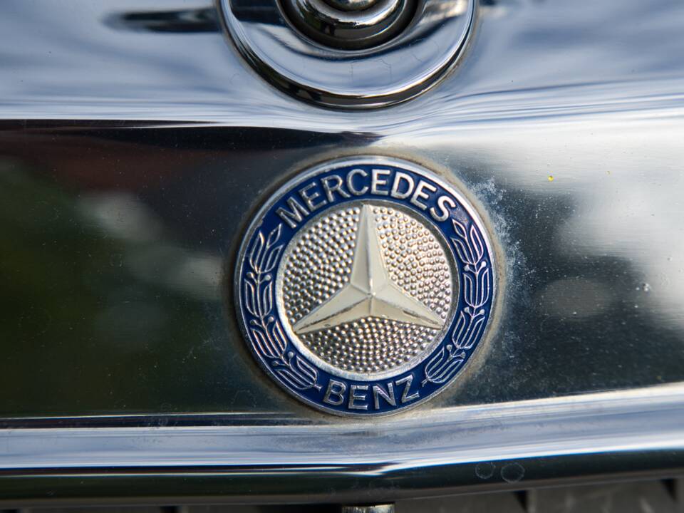 Image 20/63 of Mercedes-Benz 220 E (1993)