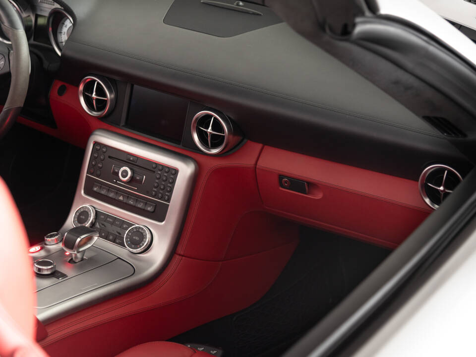 Image 30/48 of Mercedes-Benz SLS AMG Roadster (2012)