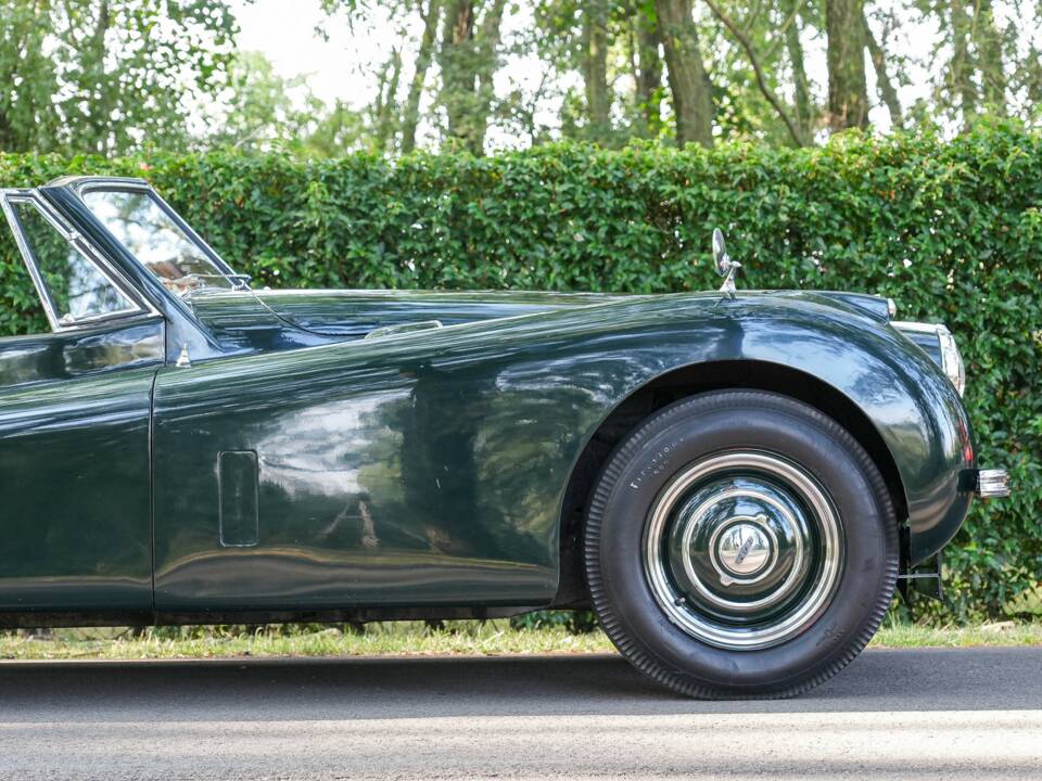 Image 8/50 of Jaguar XK 120 DHC (1953)