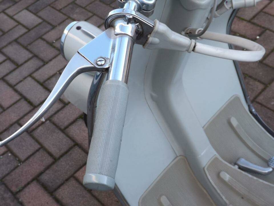 Immagine 33/50 di Piaggio Vespa 125 (1955)