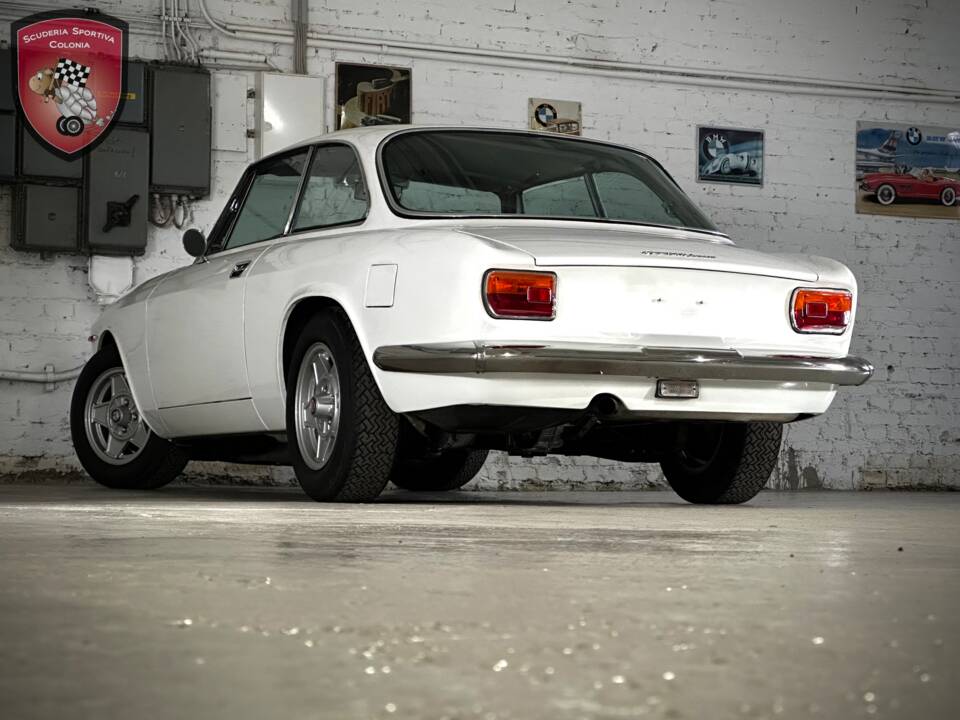 Immagine 6/53 di Alfa Romeo Giulia GT 1300 Junior (1970)