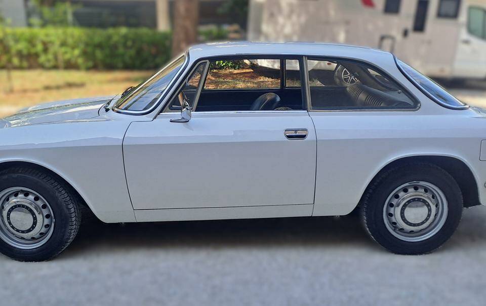 Image 4/39 of Alfa Romeo Giulia GT 1300 Junior (1970)
