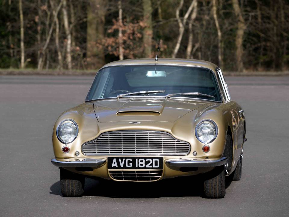Image 2/8 of Aston Martin DB 6 (1966)