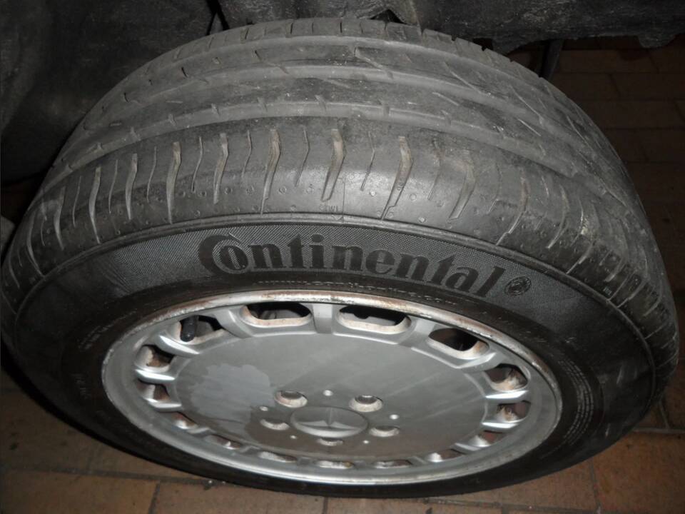 Image 133/137 of Mercedes-Benz 190 E 1.8 Avantgarde &quot;Rosso&quot; (1992)