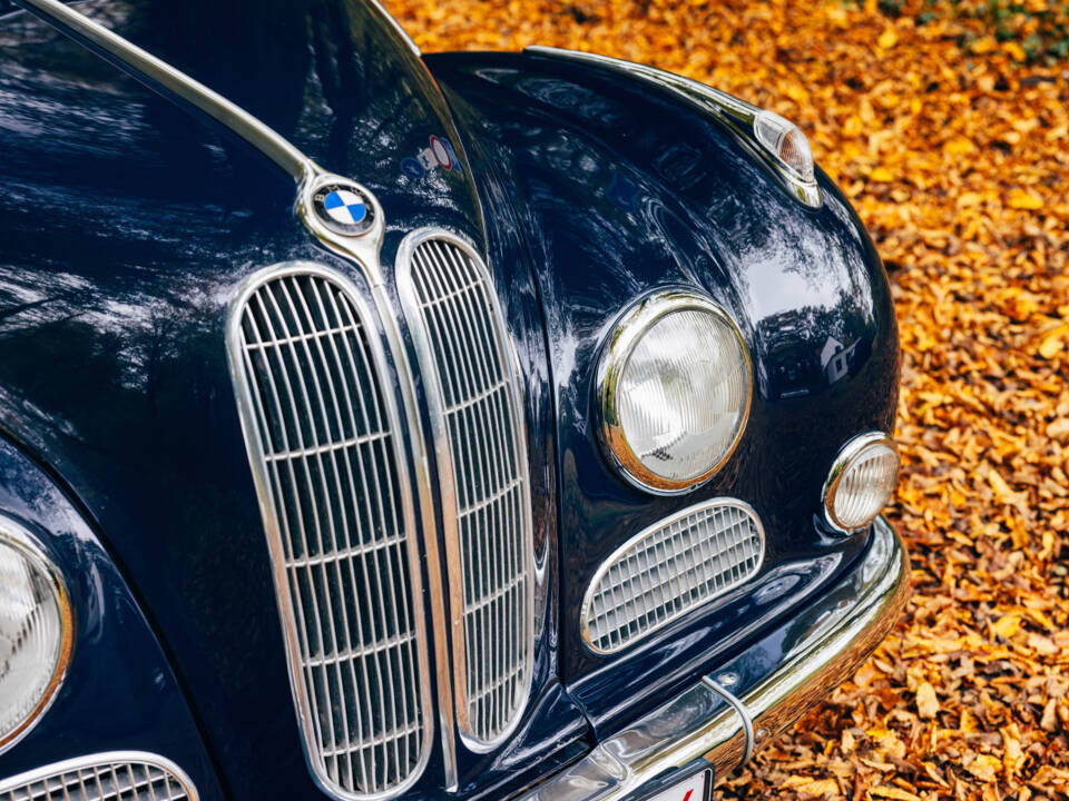 Image 51/199 of BMW 502 - 3.2 Litre (1961)