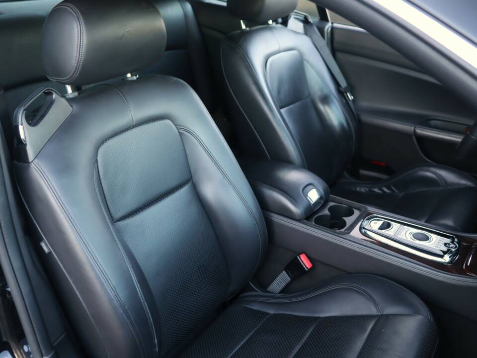 Image 43/50 of Jaguar XKR (2010)