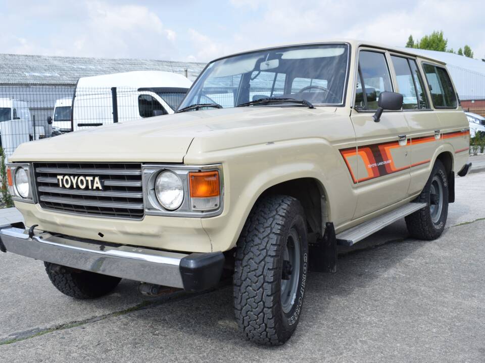 Image 1/24 of Toyota Land Cruiser FJ 60 (1984)