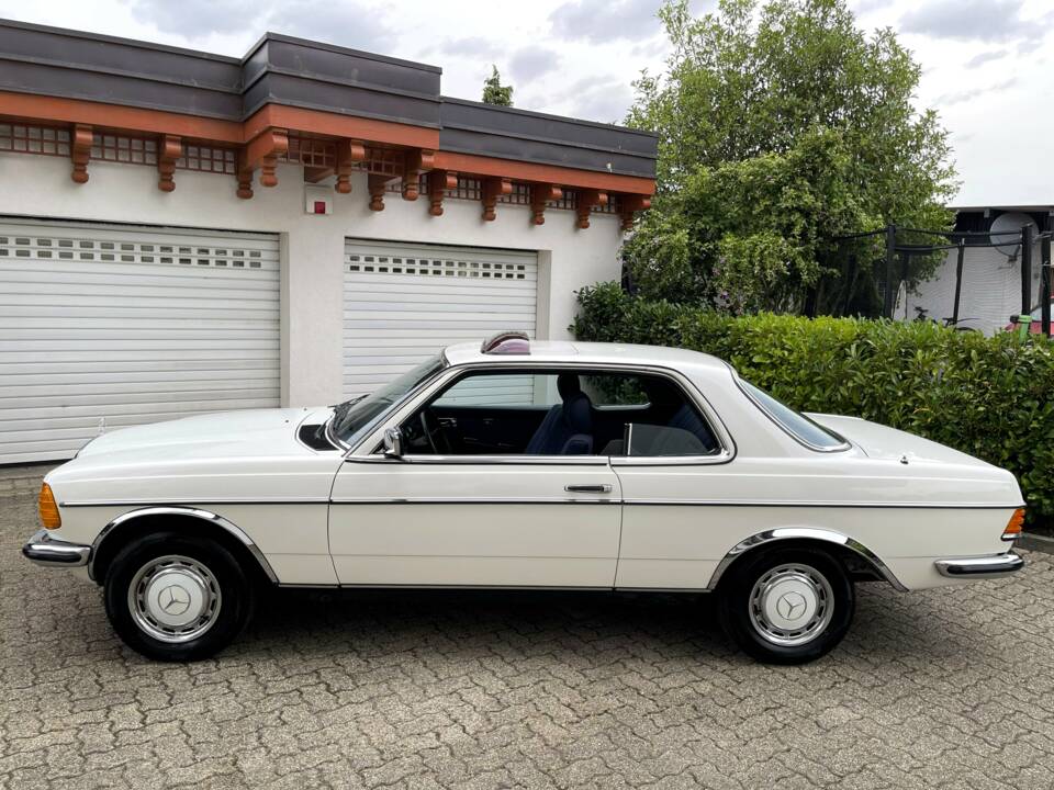 Image 7/24 de Mercedes-Benz 230 CE (1985)