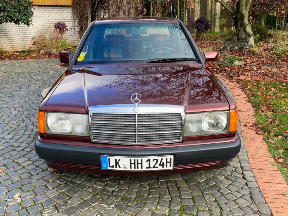 Image 3/27 of Mercedes-Benz 190 E 1.8 Avantgarde &quot;Rosso&quot; (1993)