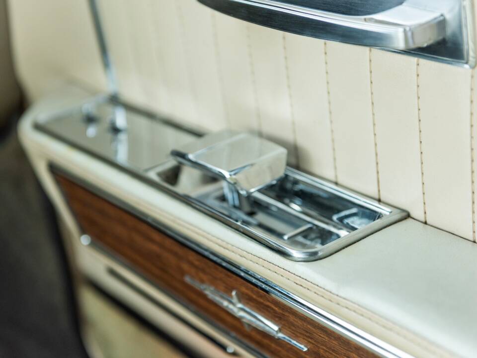 Bild 85/100 von Lincoln Continental Convertible (1965)