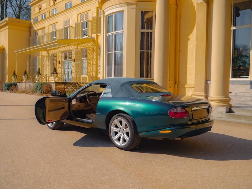 Image 19/49 of Jaguar XK8 4.2 (2003)