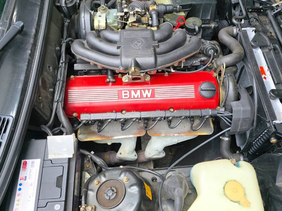 Image 4/9 of BMW 320i (1989)