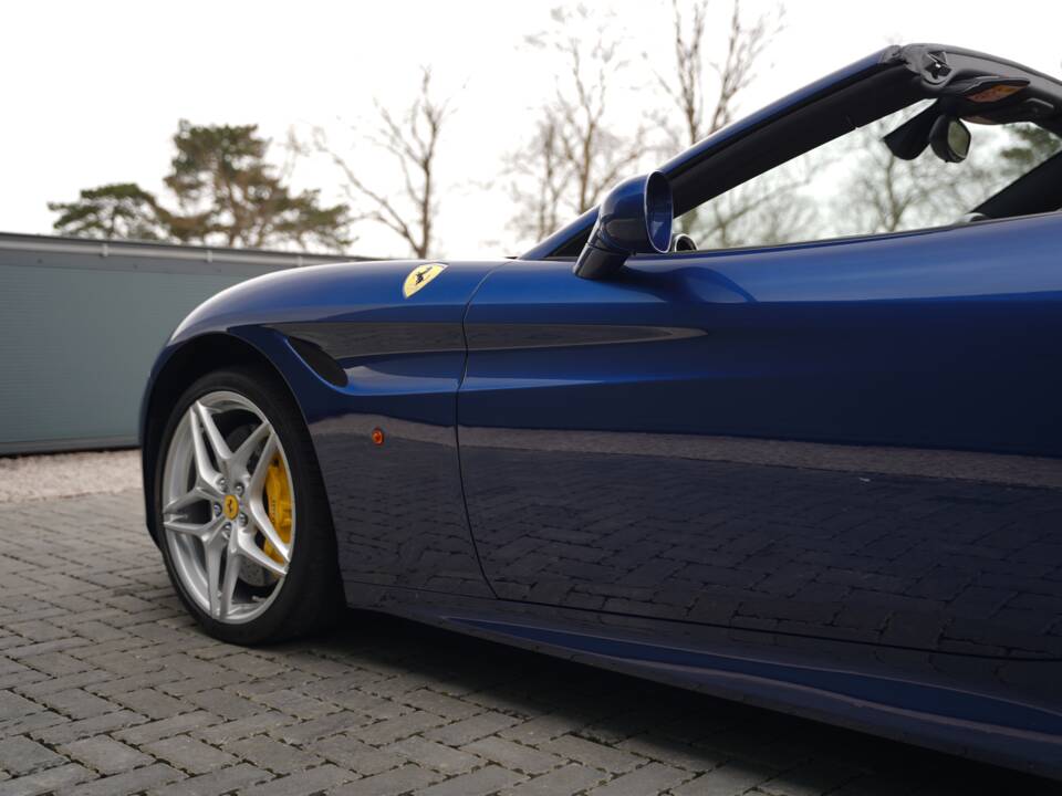 Bild 38/50 von Ferrari California T (2016)