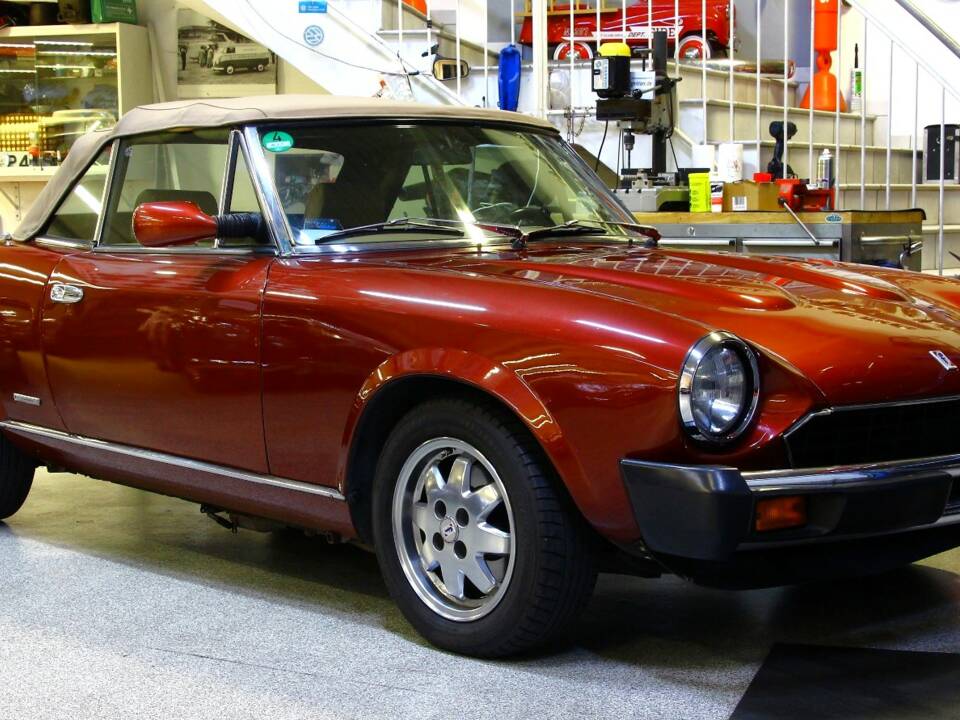 Immagine 6/27 di FIAT Dino Spider (1987)