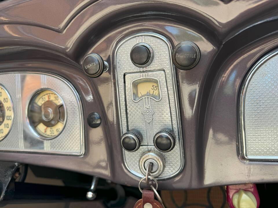 Image 23/75 of Packard One-Twenty (1936)