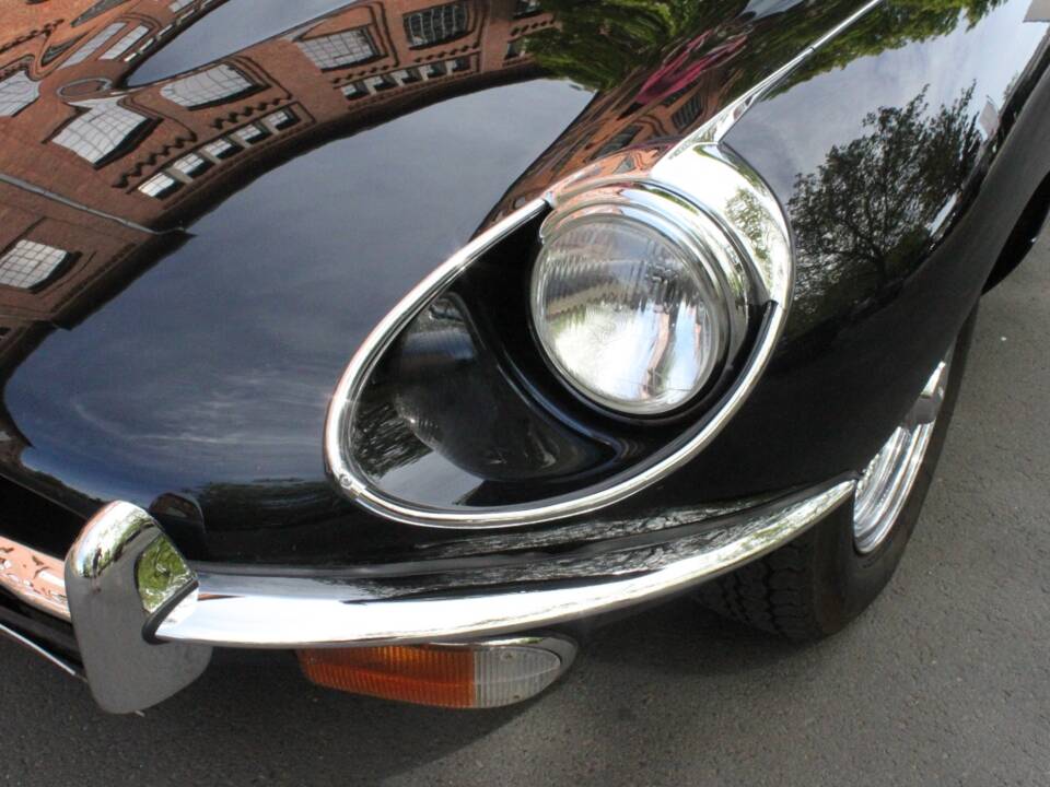 Image 18/24 of Jaguar E-Type (1970)