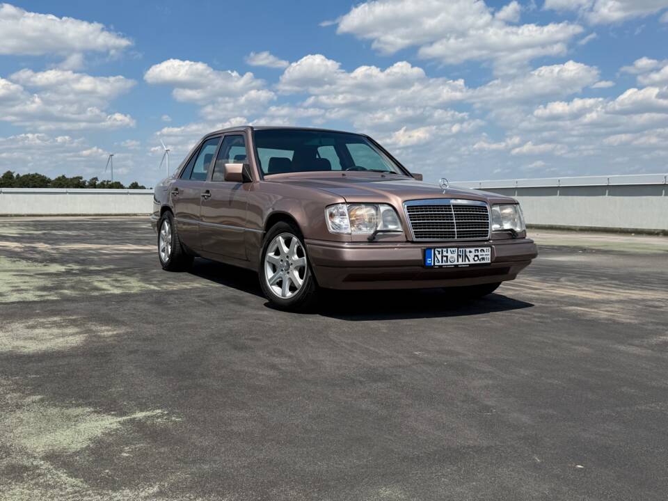 Immagine 2/13 di Mercedes-Benz E 220 (1994)