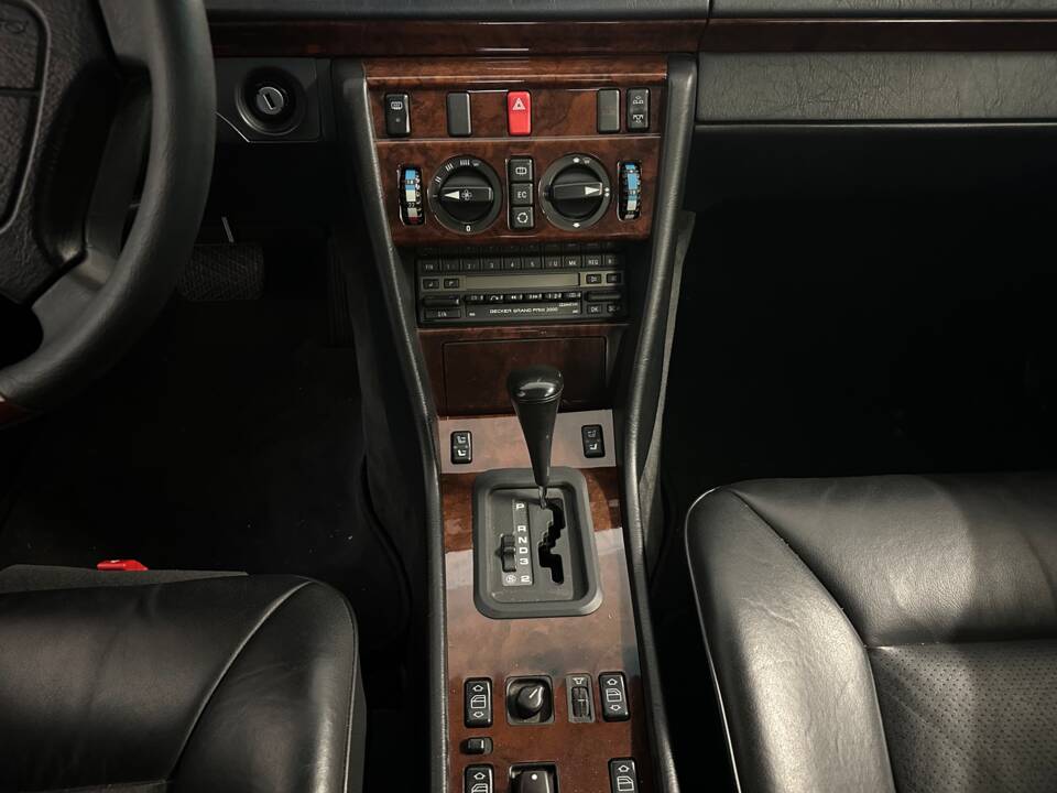 Imagen 12/14 de Mercedes-Benz E 220 (1993)