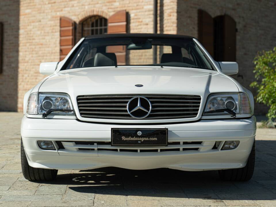 Image 3/50 of Mercedes-Benz SL 320 (1997)