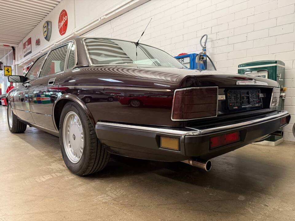 Image 15/21 of Jaguar XJ 6 4.0 Sovereign (1995)