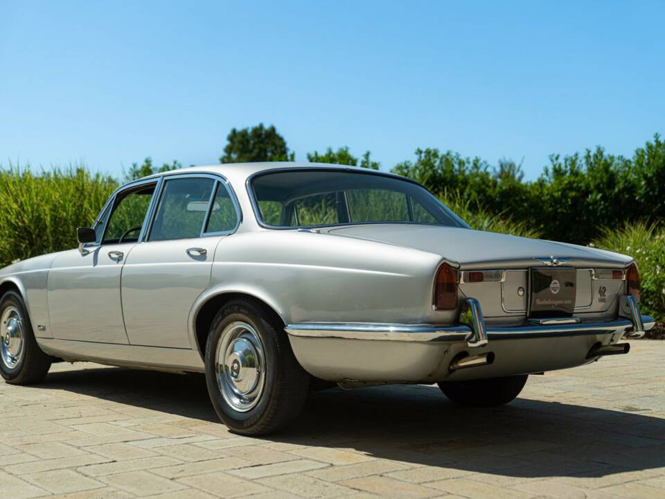Image 14/50 of Jaguar XJ 6 4.2 (1970)