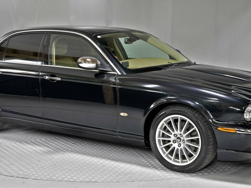 Image 3/50 of Jaguar XJ 8 4.2 (2006)