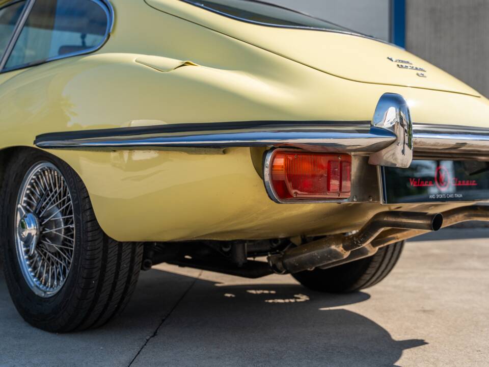 Image 18/78 de Jaguar E-Type (1969)