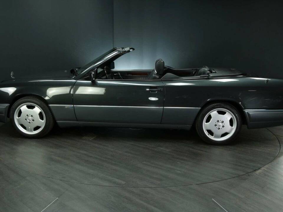 Immagine 3/30 di Mercedes-Benz E 320 (1997)