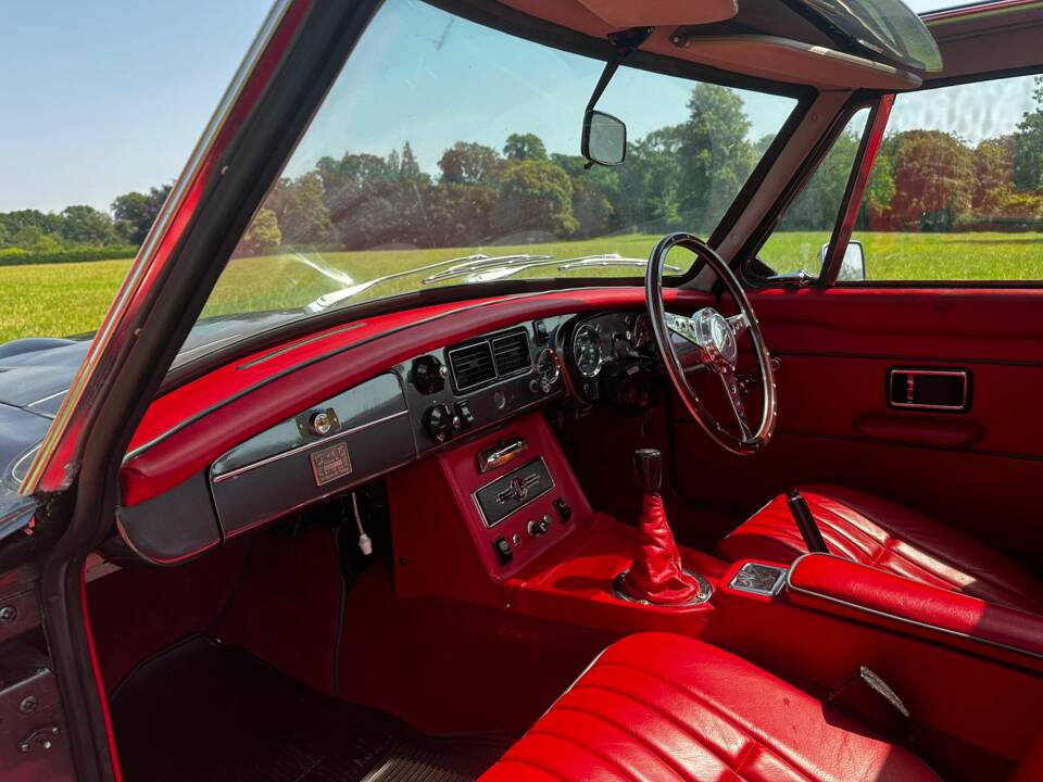 Image 21/38 of MG MGB GT V8 (1974)