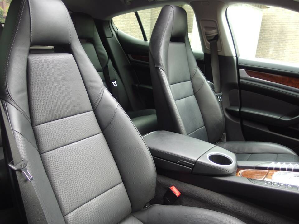 Image 53/98 of Porsche Panamera S (2010)