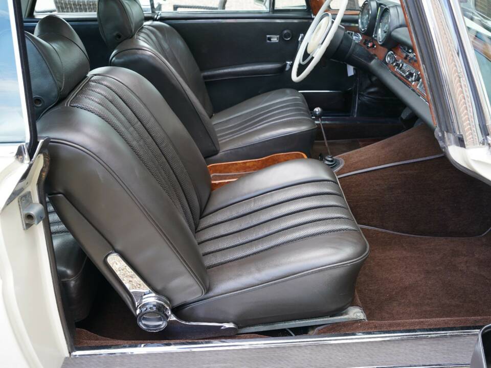 Image 9/50 de Mercedes-Benz 280 SE (1968)