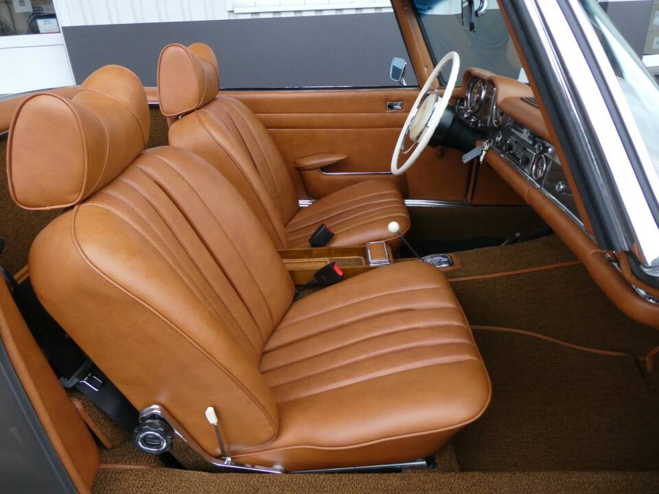 Image 13/27 of Mercedes-Benz 280 SL (1968)