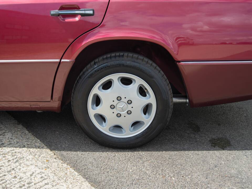 Bild 27/28 von Mercedes-Benz E 320 T (1993)