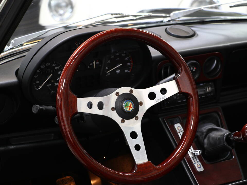 Bild 22/32 von Alfa Romeo 2.0 Spider (1989)