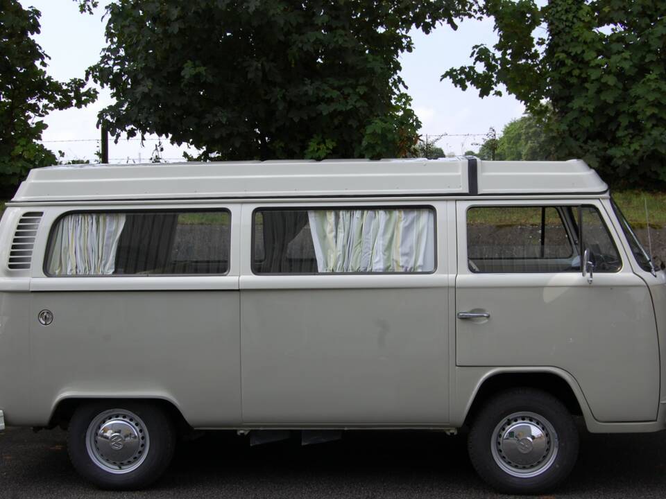 Imagen 2/12 de Volkswagen T2b Westfalia (1975)