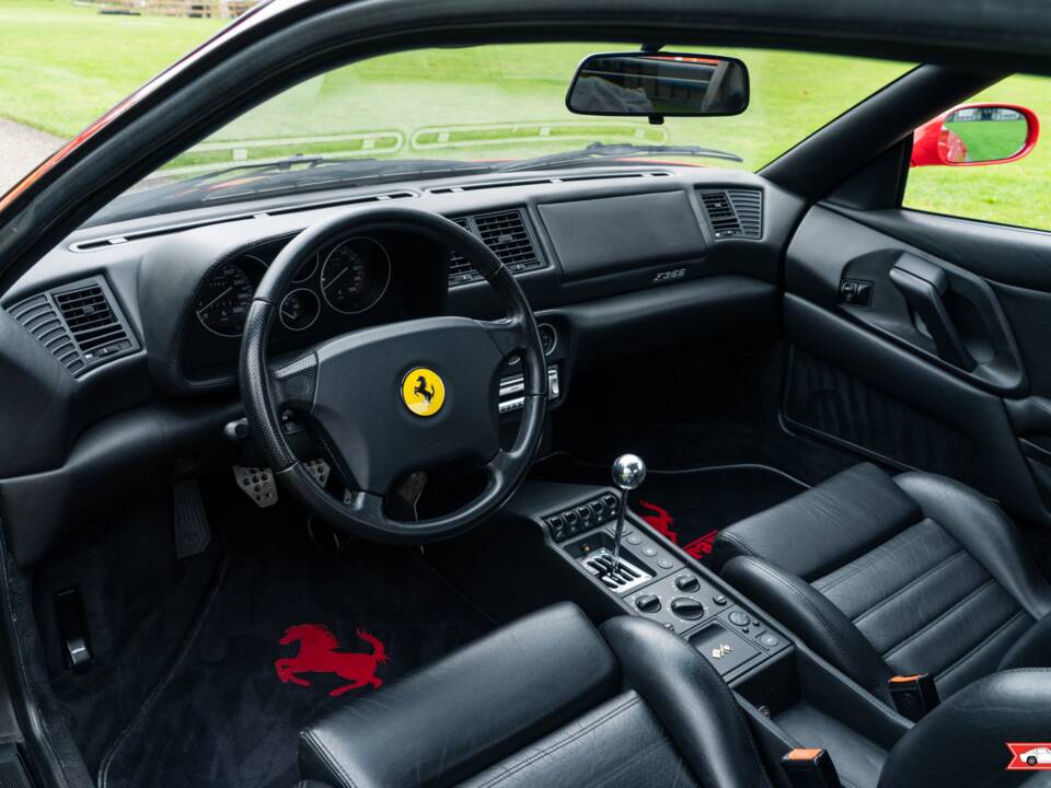 Bild 30/53 von Ferrari F 355 Berlinetta (1996)