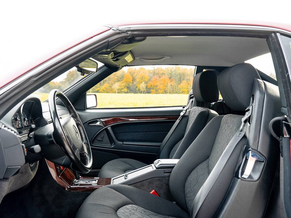 Image 28/47 of Mercedes-Benz SL 280 (1996)