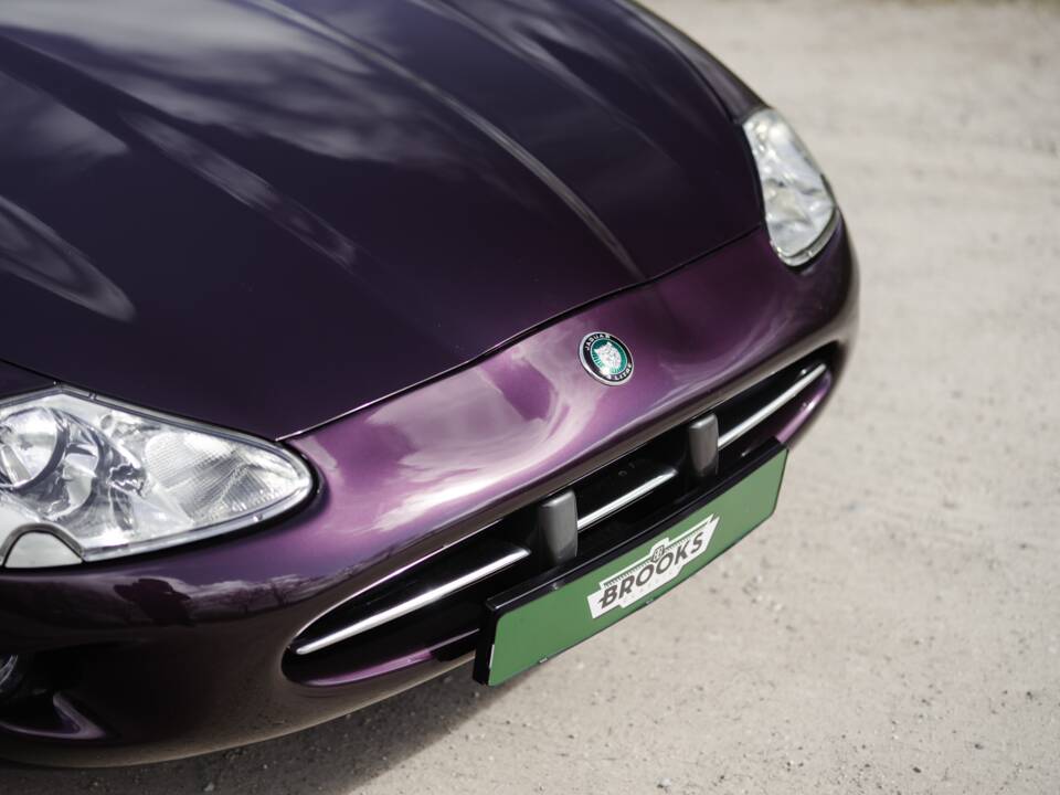Image 7/42 of Jaguar XK8 4.0 (1999)