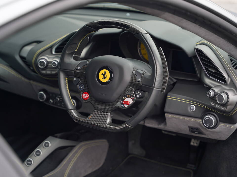 Image 21/50 de Ferrari 488 GTB (2019)