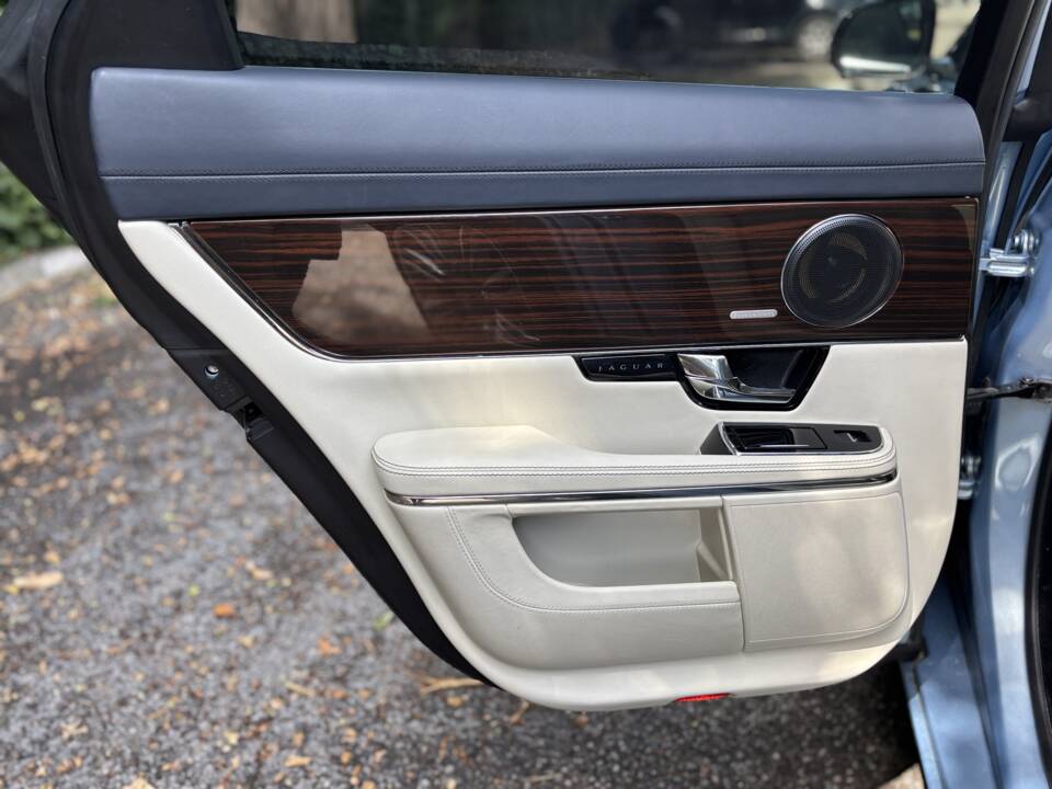 Image 20/50 of Jaguar XJ 5.0 (2011)