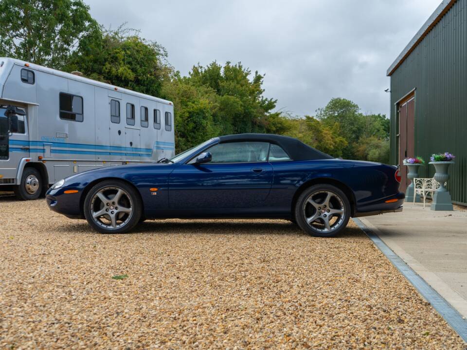 Image 12/50 of Jaguar XKR (2000)