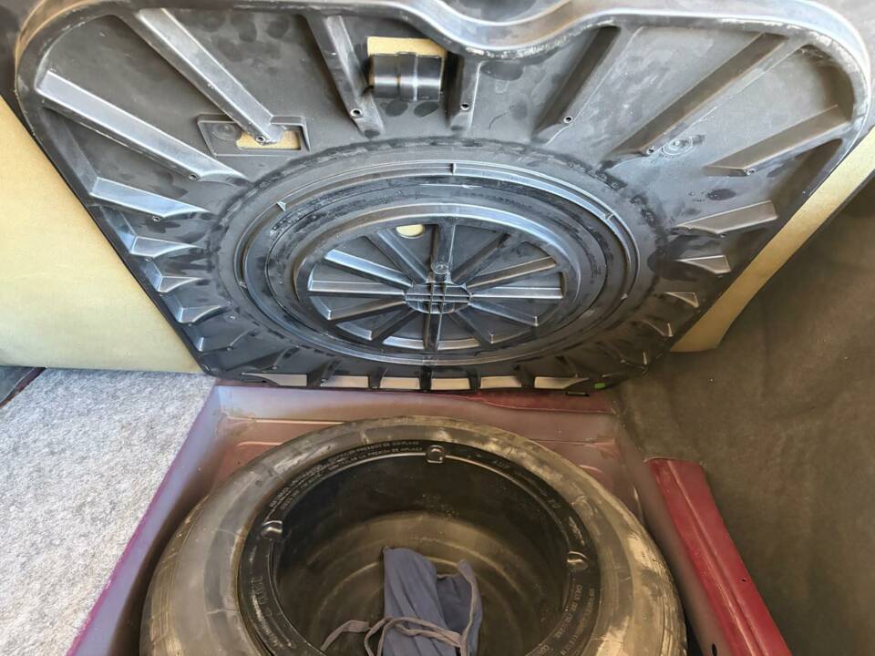 Image 38/50 of Mercedes-Benz E 200 (1993)