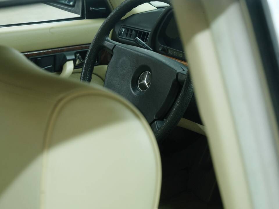 Bild 29/50 von Mercedes-Benz 380 SE (1984)