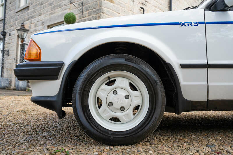 Image 23/50 of Ford Escort XR3i (1983)