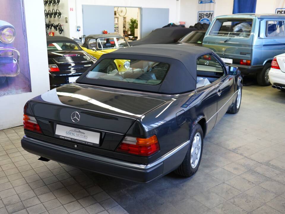 Image 19/42 de Mercedes-Benz 300 CE-24 (1993)