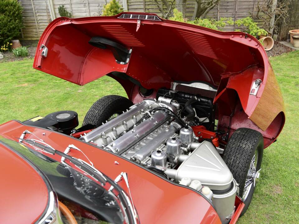 Image 48/50 de Jaguar E-Type (1968)