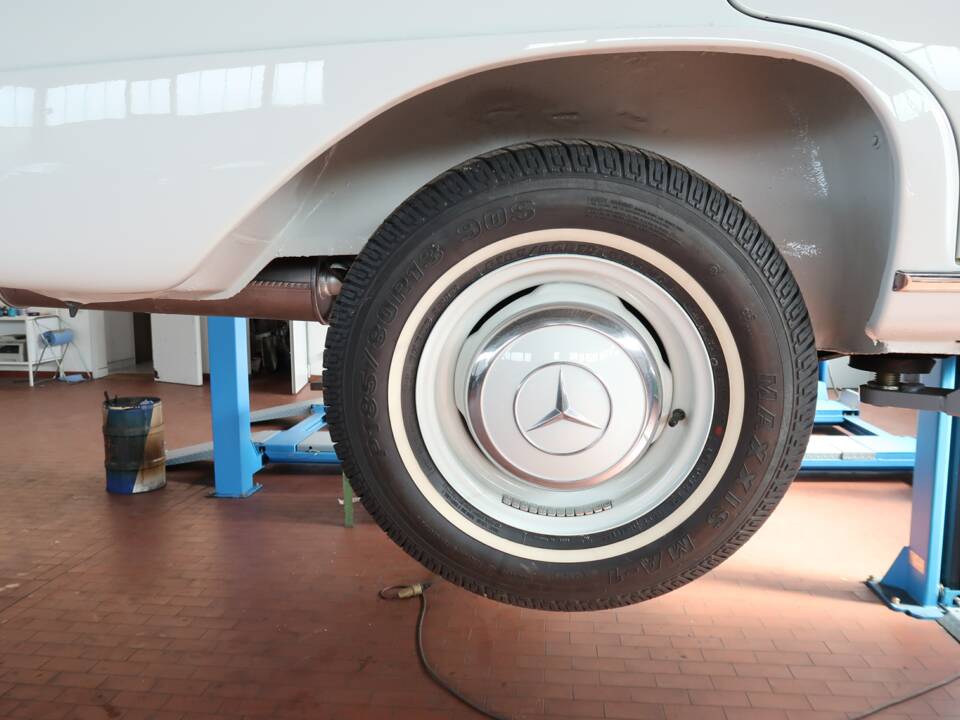 Image 41/50 of Mercedes-Benz 220 b (1965)
